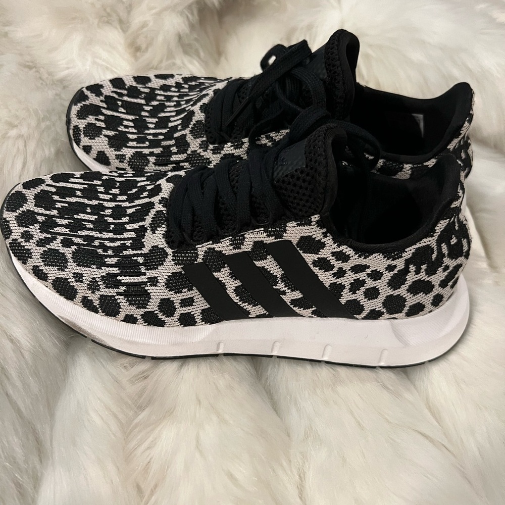 Brand new Adidas swift Run print tennis shoes!